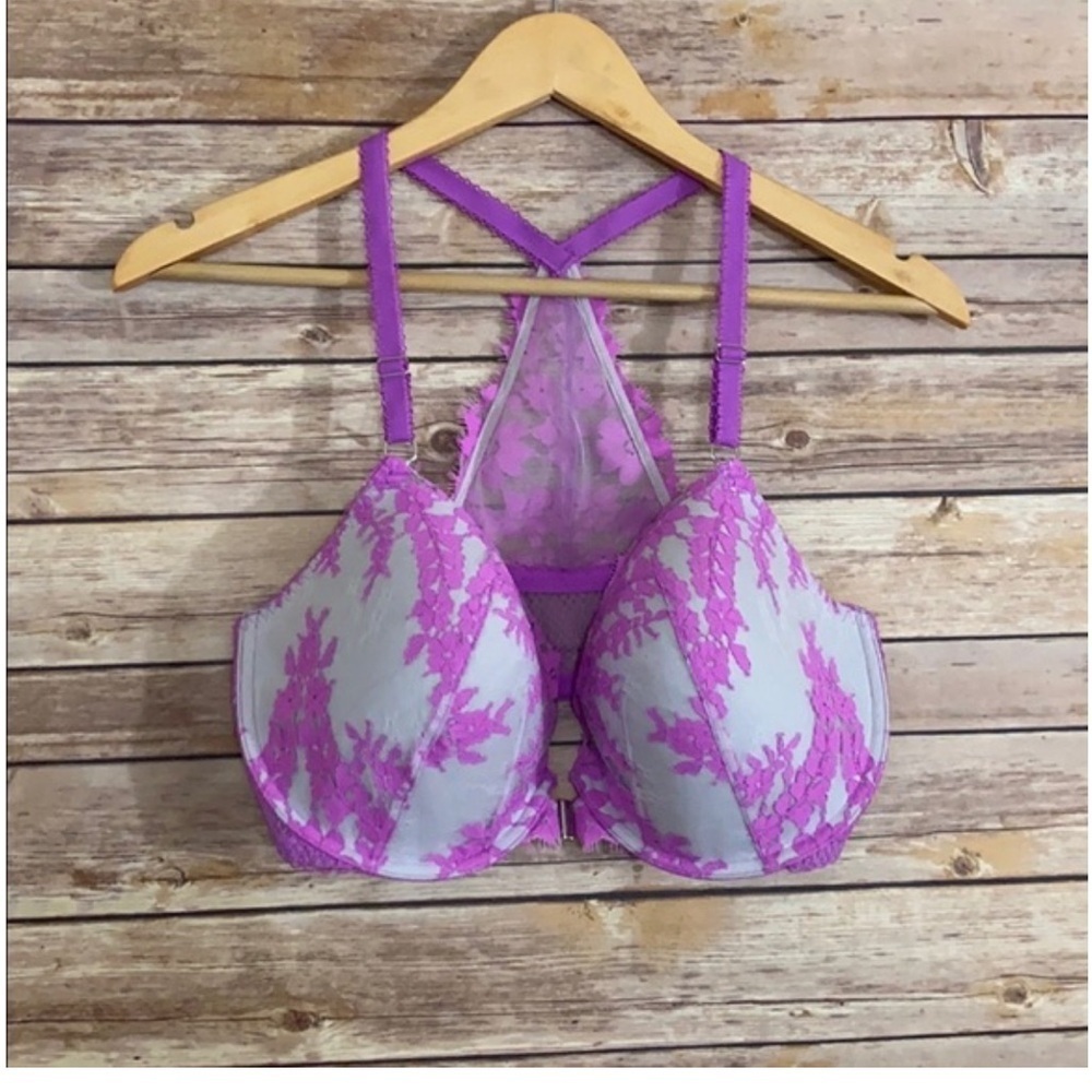 Size: 36DDD Closes in front. Adjustable straps